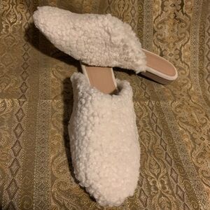 New w/out tags Universal Thread Cream Sherpa Mules Size 9